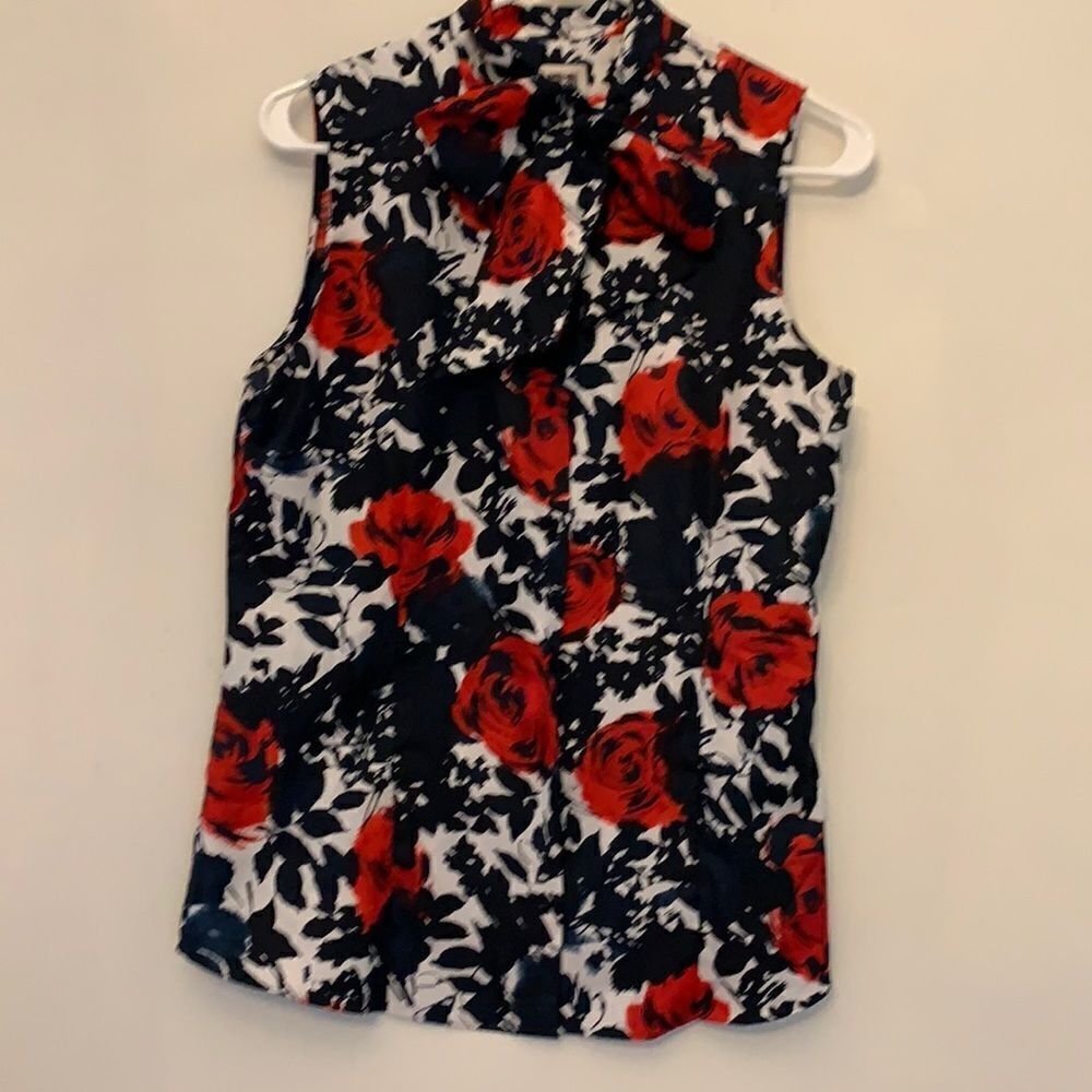 Ann Klein sleeveless black, red and white blouse. Tie front. Length 26”. Size M